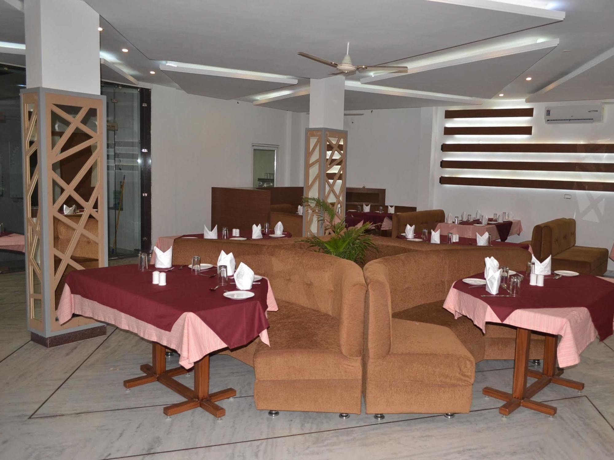 Hotel J M D Palace